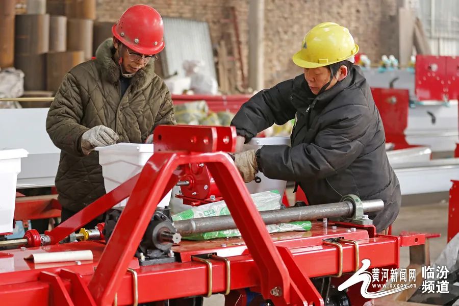 山西襄汾：“订单”农机生产忙1