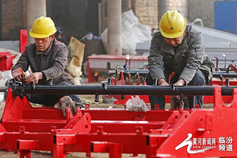 山西襄汾：“订单”农机生产忙2