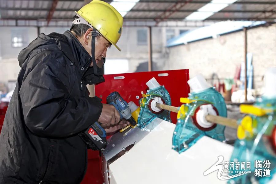 山西襄汾：“订单”农机生产忙3