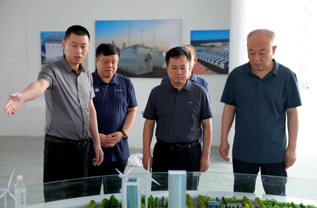 县委书记调研开发区1